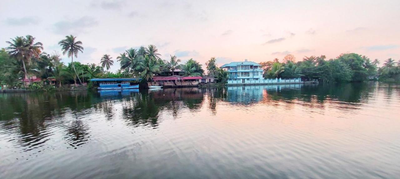 Captains Cabin Backwater Resort Alappuzha Exterior photo